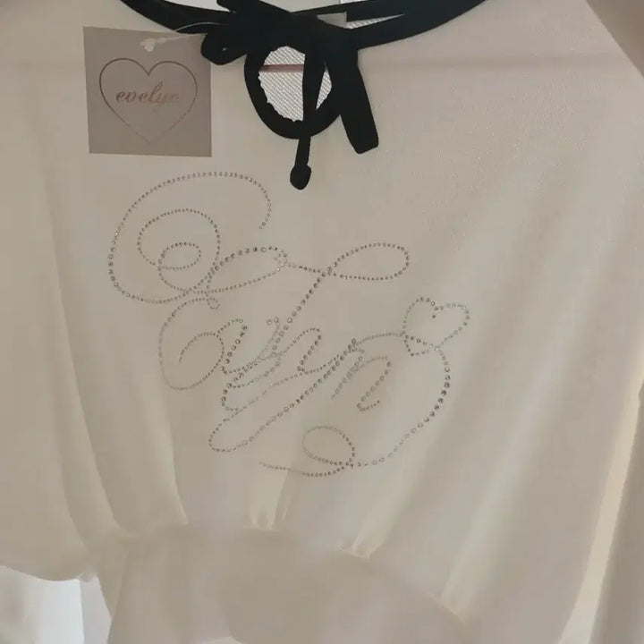 [BUNJANG] Evelyn Crop Cubic Sweatshirt / 에블린 크롭 큐빅 맨투맨 일브 스나계