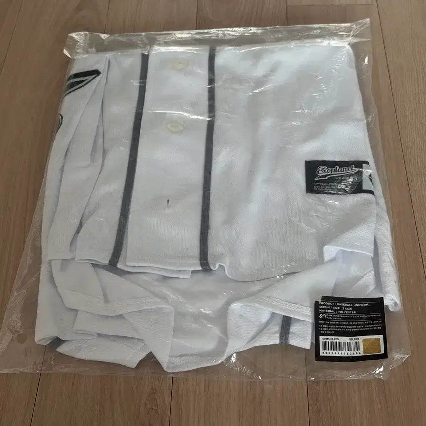 [SOLD OUT] 미착용) 엑소 세훈 한국 유니폼 (구 유니폼) S
