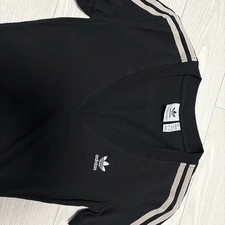 [BUNJANG] Adidas 3-Stripes V-Neck Slim T-Shirt Black S / 아디다스 삼선 브이넥 슬림 티셔츠 블랙 s