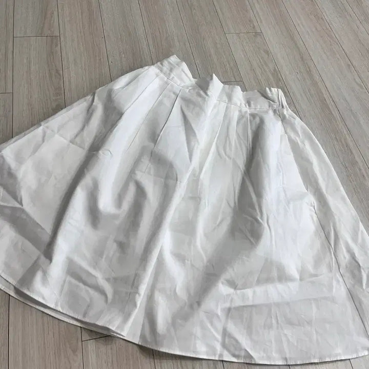 [SOLD OUT] 새상품 로에일 핀턱 플레어 스커트 화이트