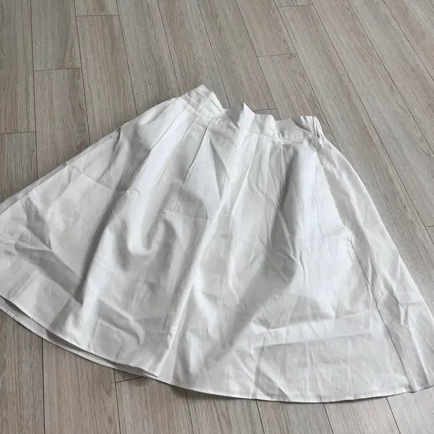 [SOLD OUT] 새상품 로에일 핀턱 플레어 스커트 화이트