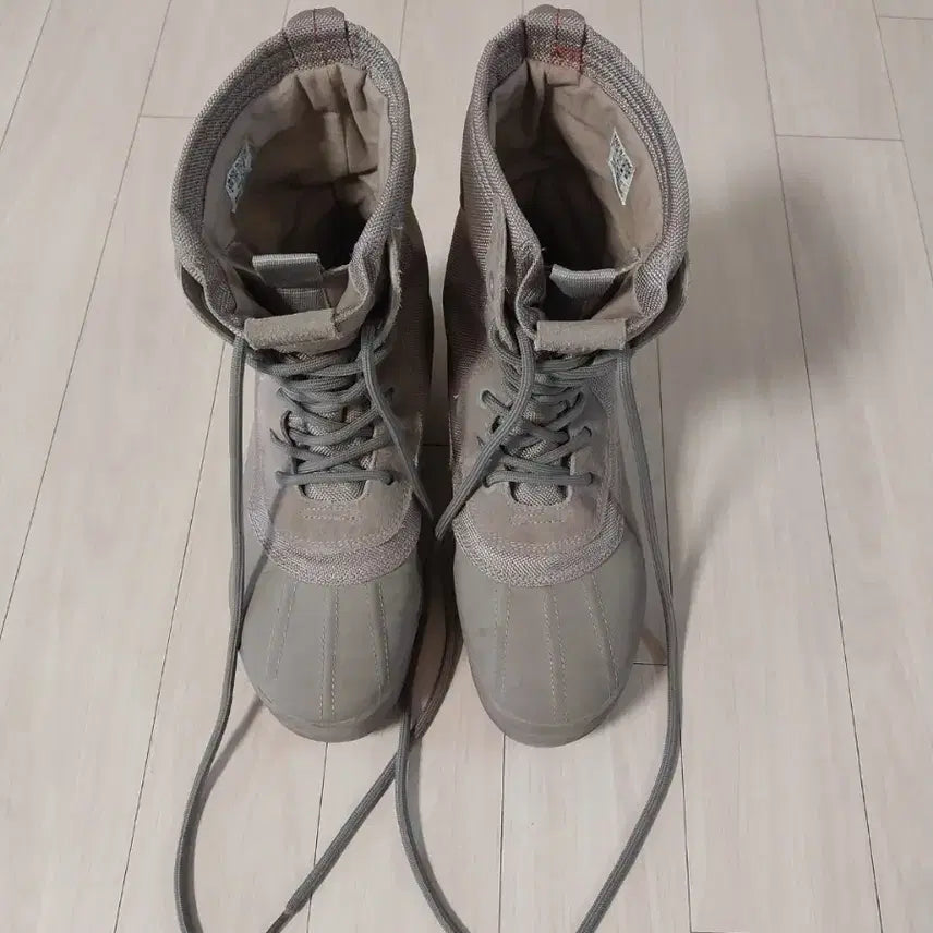 [SOLD OUT] 이지950 부츠 문락