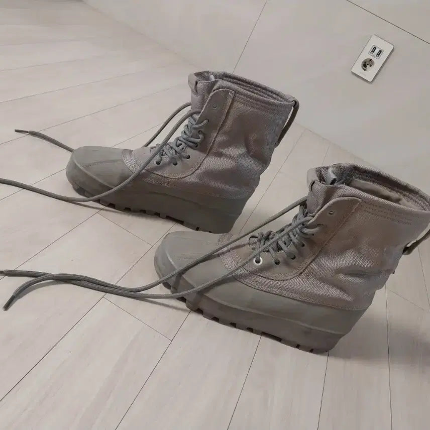 [SOLD OUT] 이지950 부츠 문락