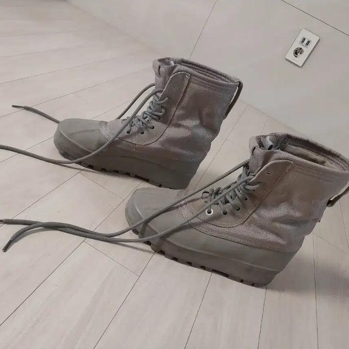 [SOLD OUT] 이지950 부츠 문락