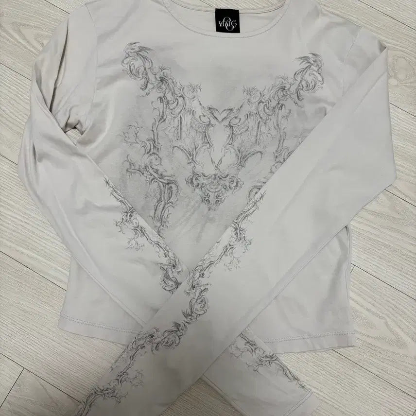 [BUNJANG] Hug Your Skin Rococo Ornament Long Sleeve T-Shirt / 허그유어스킨 허유스 로코코 오너먼트 티셔츠 티
