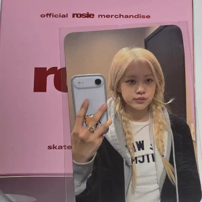 [SOLD OUT] 로제 스케이트 보드 키링 핑크+포토카드