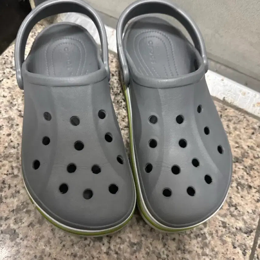 [SOLD OUT] 크록스 샌들 슬리퍼 그레이