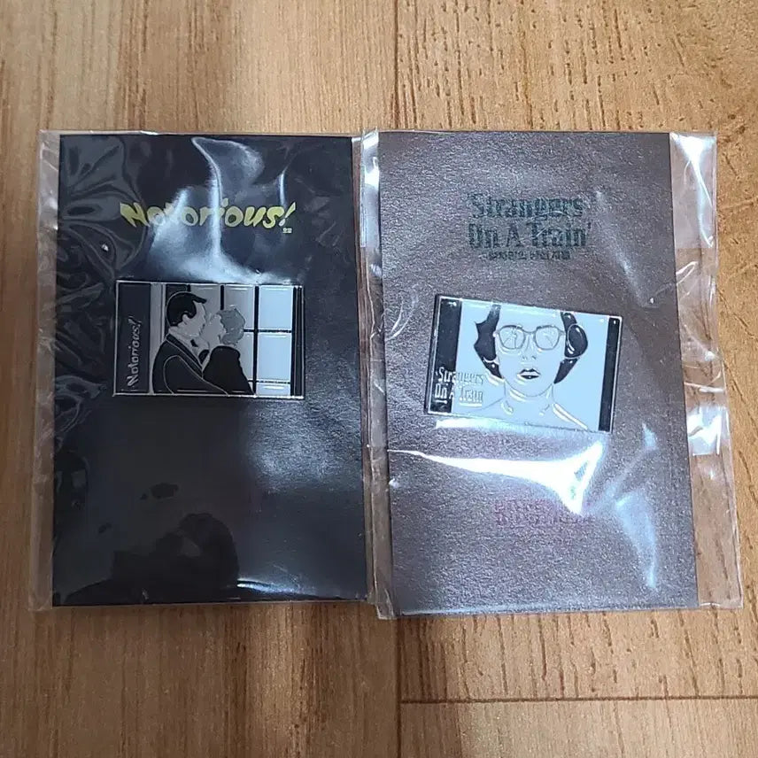[BUNJANG] Alfred Hitchcock Films "Notorious" &amp; "Strangers on a Train" Enamel Pin Set / 히치콕 영화 <오명>, <열차안의 낯선 자들> 뱃지 일괄 판매합니다!