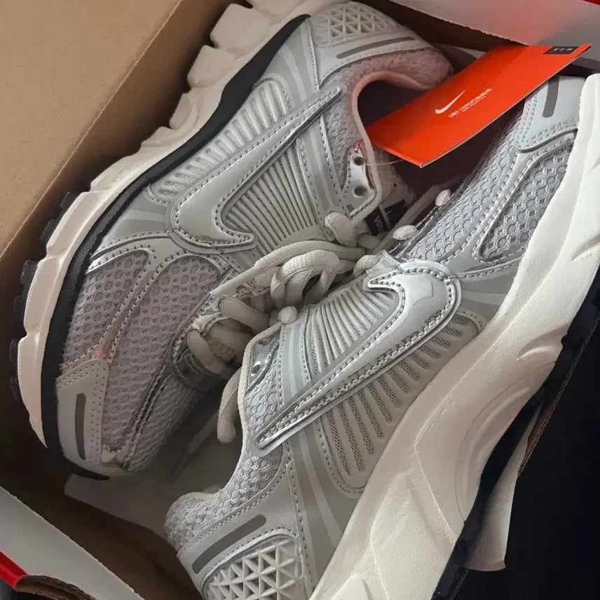 [BUNJANG] Nike Zoom Vomero 5 Photon Dust Gridiron 240 / [새상품] 나이키 줌 보메로 5 포톤 더스트 그리드아이언 240