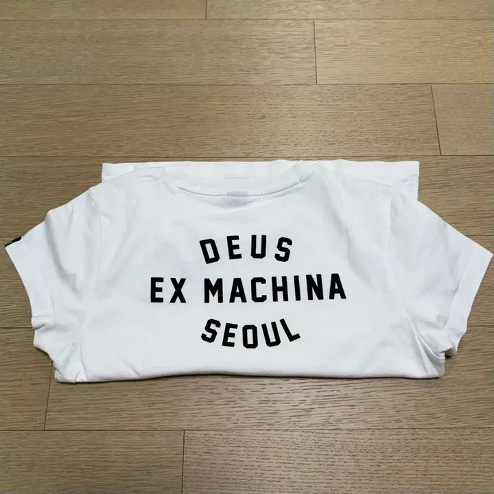 [SOLD OUT] 데우스 엑스마키나 서울 크롭 티셔츠 화이트
