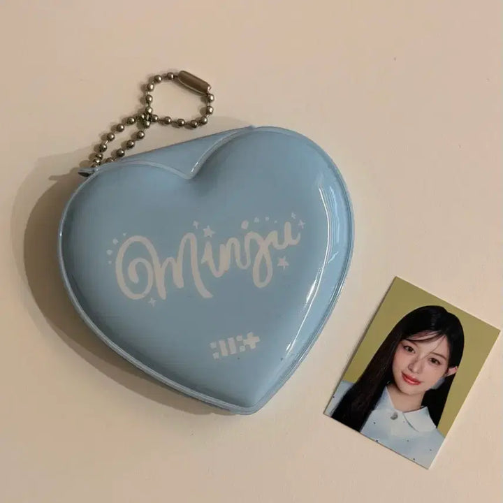 [BUNJANG] ILLIT Minju Glitter Day ID Photo + Heart Holder Bundle Set / 아일릿 민주 글리터데이 증명사진 + 하트 홀더 콘서트MD ㅅㅊ포카앨범