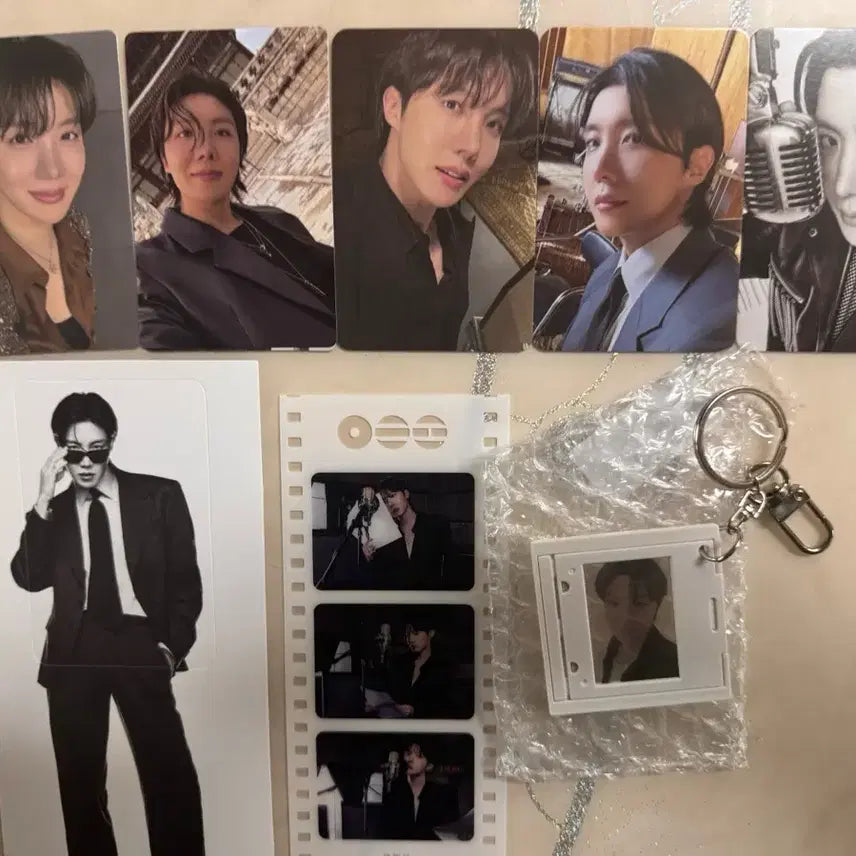 [BUNJANG] BTS J-Hope Arirang Weverse POB Photocard, Keyring, Poster Bundle Set / bts 아리랑 위버스 특전 방탄소년단 제이홉 포토카드 키링 포스터 세트