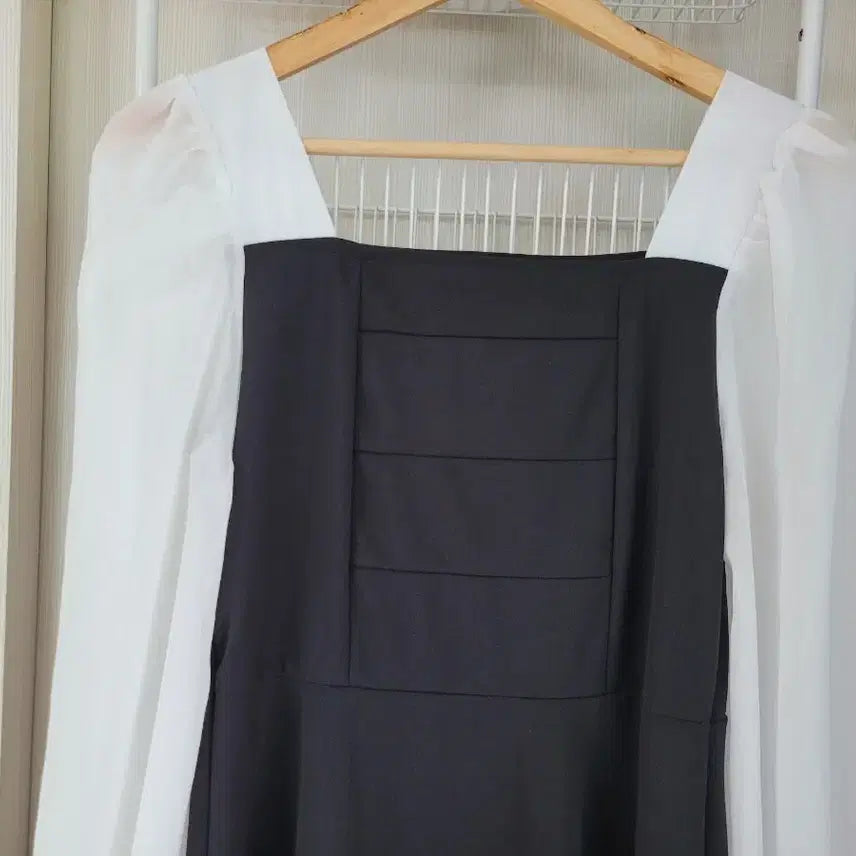 [SOLD OUT] 블랙 앤 화이트 퍼프 소매 롱 원피스