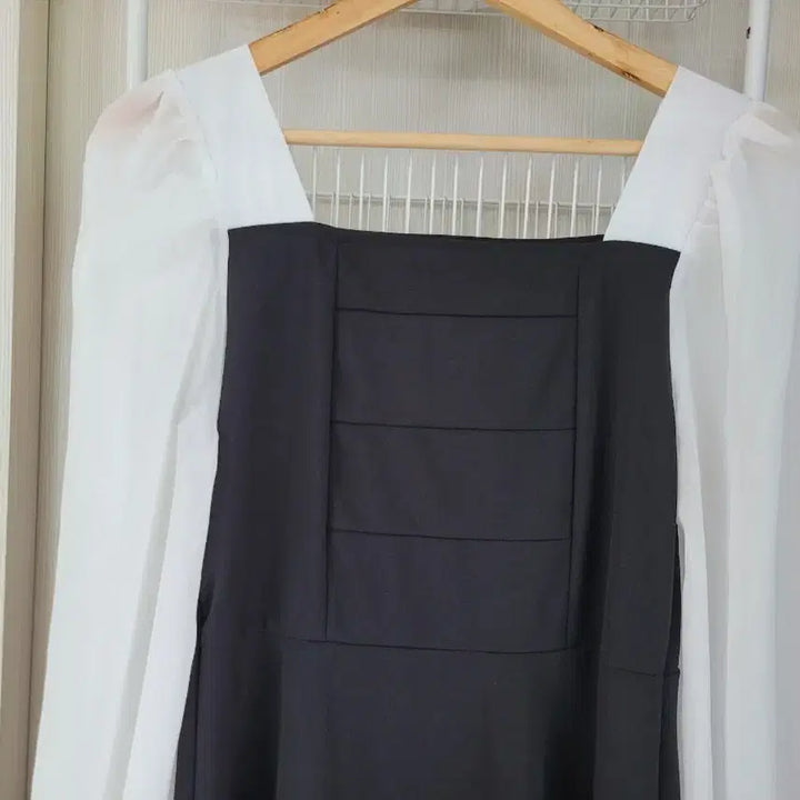 [SOLD OUT] 블랙 앤 화이트 퍼프 소매 롱 원피스