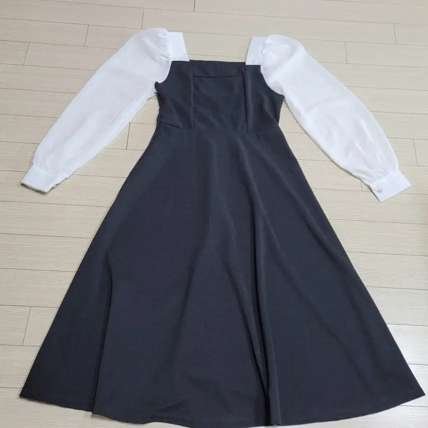 [SOLD OUT] 블랙 앤 화이트 퍼프 소매 롱 원피스