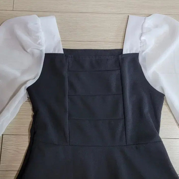 [SOLD OUT] 블랙 앤 화이트 퍼프 소매 롱 원피스