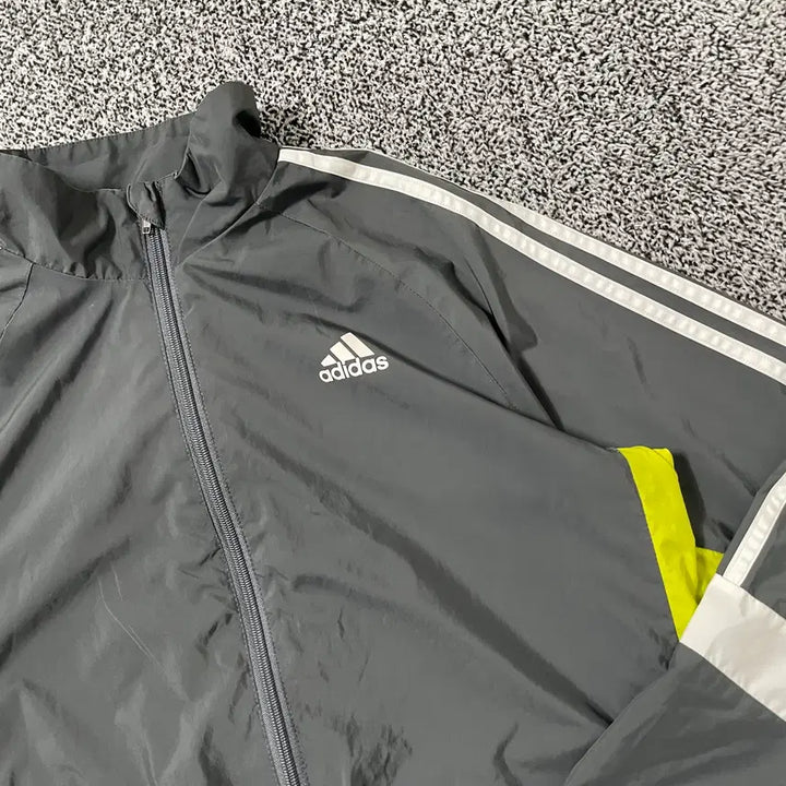 [BUNJANG] Adidas Kids Windbreaker Charcoal Fluorescent 160 / 빈티지9. 아디다스 키즈 바람막이 윈드브레이커 차콜 형광 160