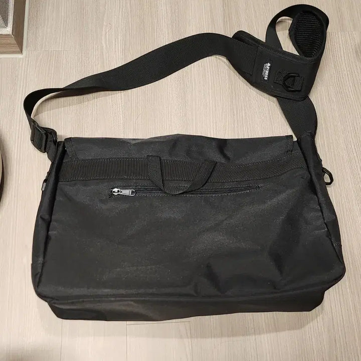[BUNJANG] VIMOS Square Messenger Bag - Black / 바이모스 스퀘어 메신저백 블랙