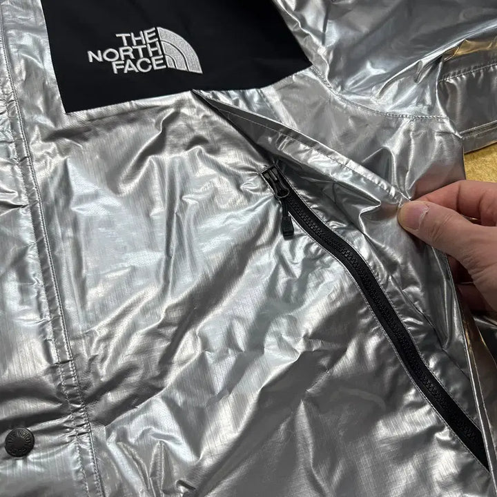 [BUNJANG] Supreme x The North Face Metallic Jacket Silver XL / Supreme 슈프림 노스페이스 메탈릭 자켓 실버 XL