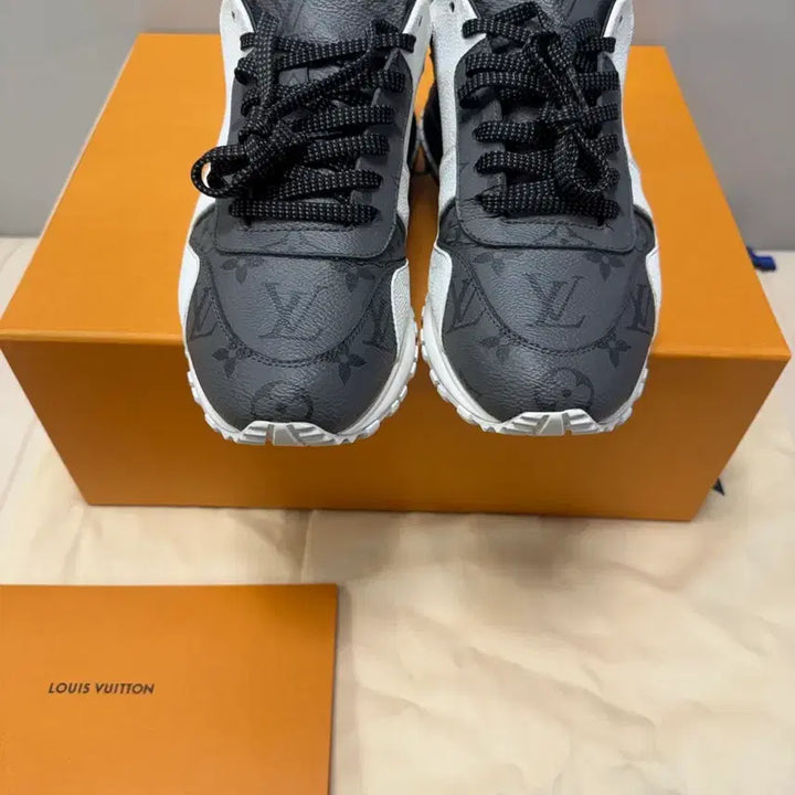 [BUNJANG] Louis Vuitton LV Monogram Run Away Sneakers / 6/250)루이비통 lv모노그램 런어웨이 스니커즈