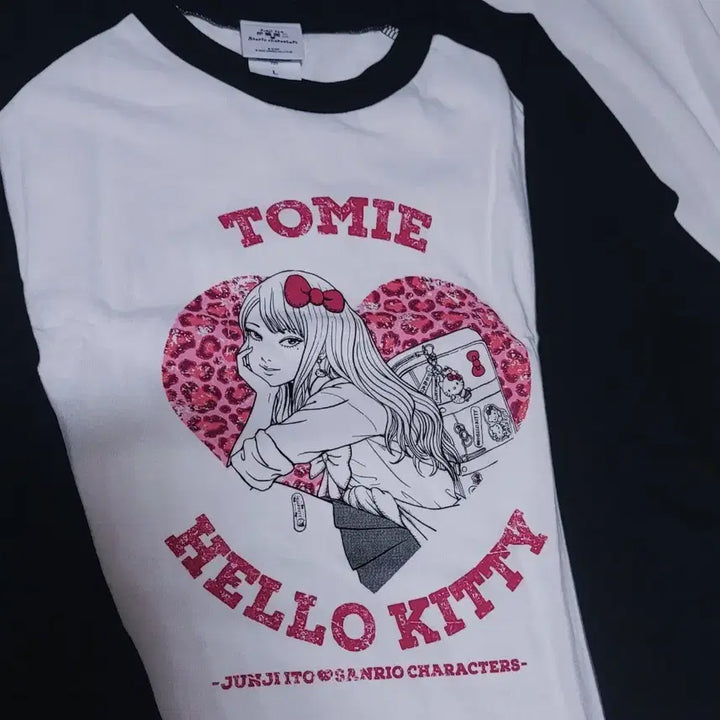 [BUNJANG] Junji Ito x Sanrio Collaboration Hello Kitty Tomie Raglan T-shirt / 이토준지 산리오 팝업 콜라보 헬로키티 토미에 나그랑 티셔츠 키티 갸루