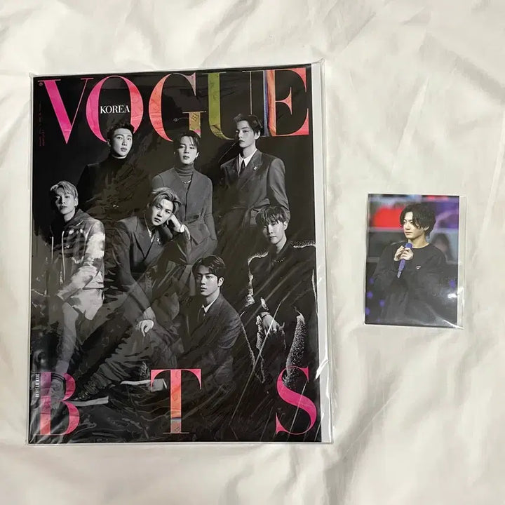 [BUNJANG] BTS Jungkook Vogue Magazine + Microphone Badge + Photocard Bundle Set / 방탄 보그 잡지 + 마이크 뱃지 정국 포카 BTS JK 하이브 인사이트
