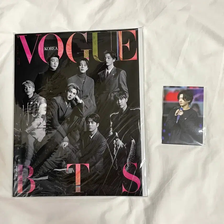 [BUNJANG] BTS Jungkook Vogue Magazine + Microphone Badge + Photocard Bundle Set / 방탄 보그 잡지 + 마이크 뱃지 정국 포카 BTS JK 하이브 인사이트