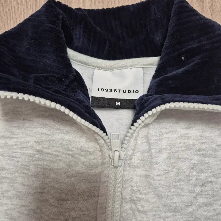 [SOLD OUT] 스튜디오 1993 하프집업 맨투맨 새상품