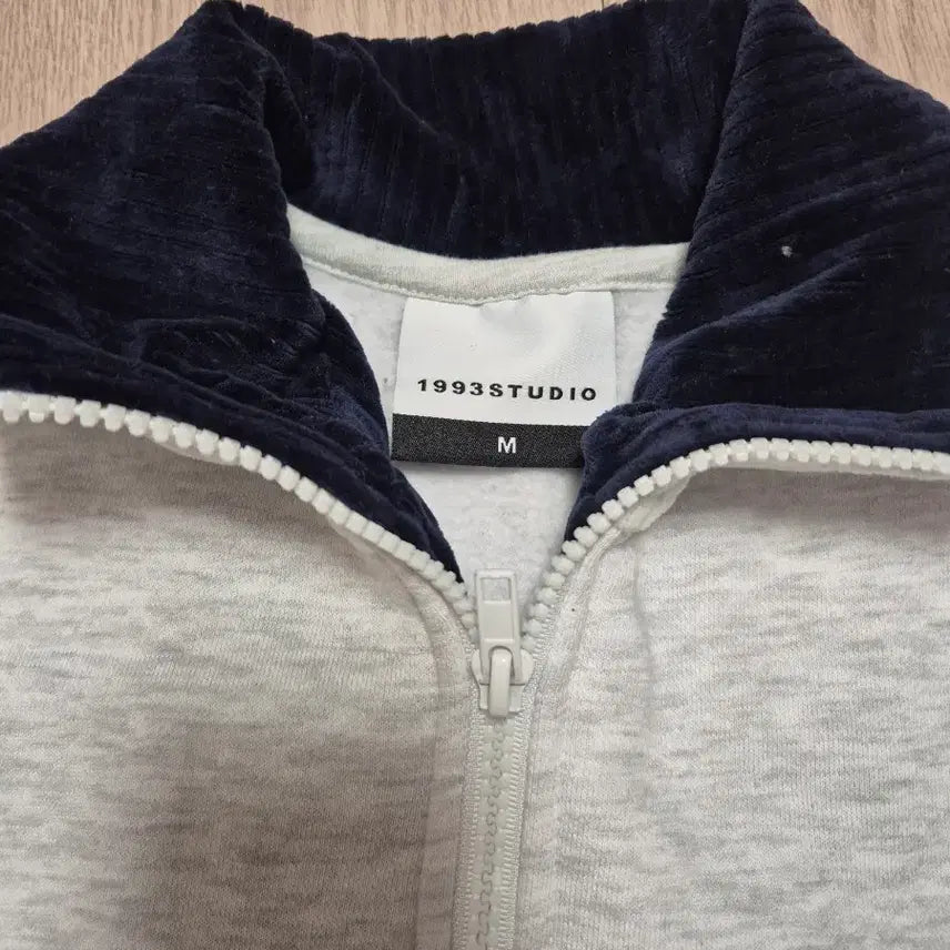 [SOLD OUT] 스튜디오 1993 하프집업 맨투맨 새상품