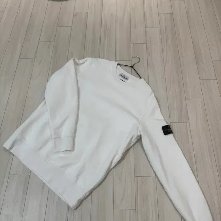 [SOLD OUT] [정품/신형] 24ss 스톤아일랜드 맨투맨