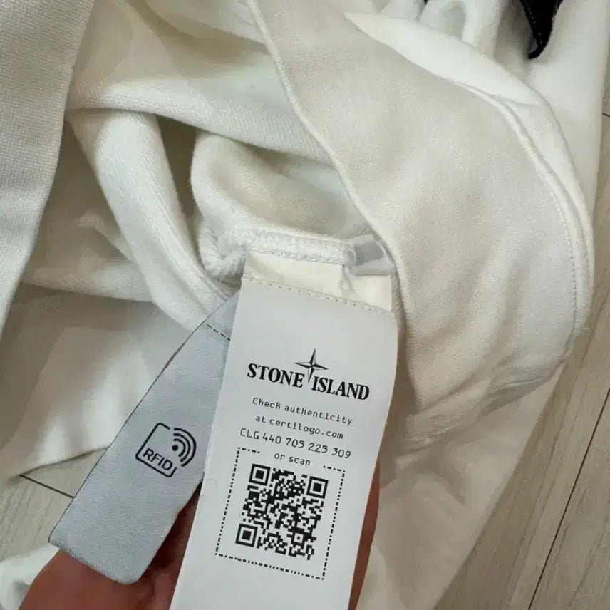 [SOLD OUT] [정품/신형] 24ss 스톤아일랜드 맨투맨