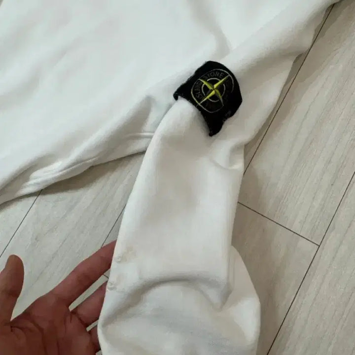 [SOLD OUT] [정품/신형] 24ss 스톤아일랜드 맨투맨