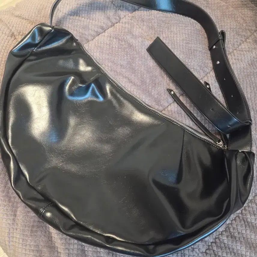 [BUNJANG] Drawfit Hobo Leather Crossbody Bag / 드로우핏 호보 레더 크로스백 블랙
