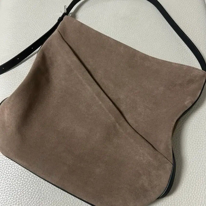 [BUNJANG] Sartu Novo Hobo Suede Bag Ash Mocha / 사르투 노보호보스웨이드백 애쉬모카 / 정가22만원
