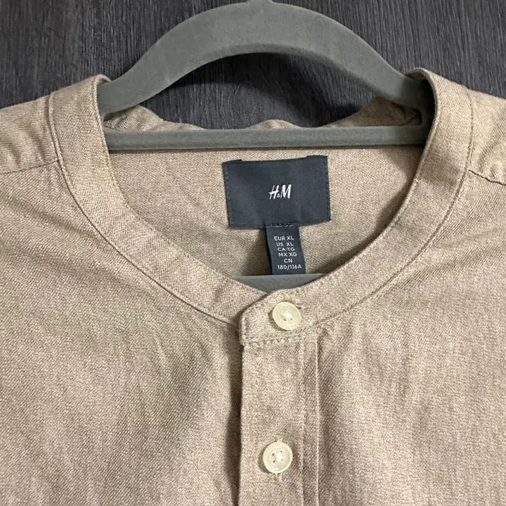 [BUNJANG] H&amp;M Henley Neck Long Sleeve Shirt Beige / 새) H&amp;M 헨리넥 긴팔 셔츠 베이지