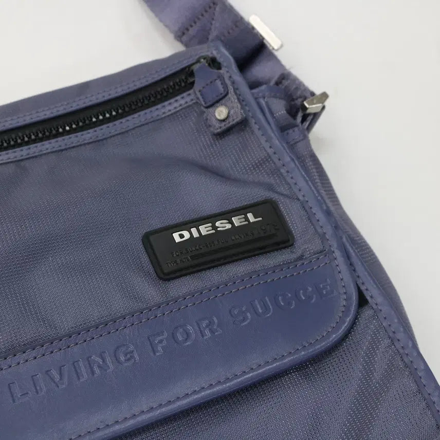 [BUNJANG] DIESEL Vintage Pocket Logo Nylon Messenger Bag / DIESEL 디젤 빈티지 포켓 로고 나일론 크로스 메신저 백