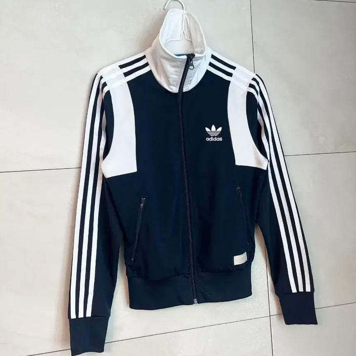 [BUNJANG] NMIXX Sullyoon Adidas Firebird Jersey [85] / 엔믹스 설윤 착용 아디다스 파이어버드 져지 [85]