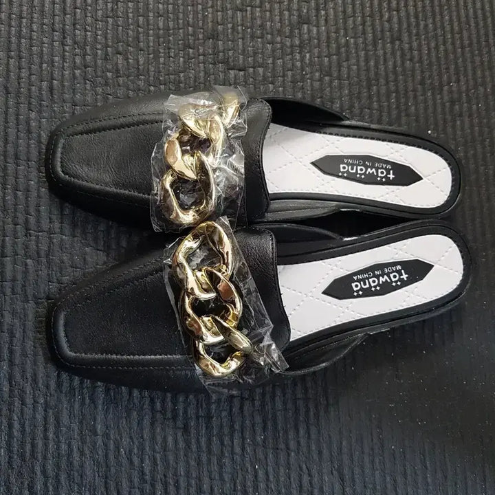 [BUNJANG] Tawana Gold Chain Black Mule Slippers / (미착용)Tawana 금장 체인 장식 블랙 뮬 슬리퍼