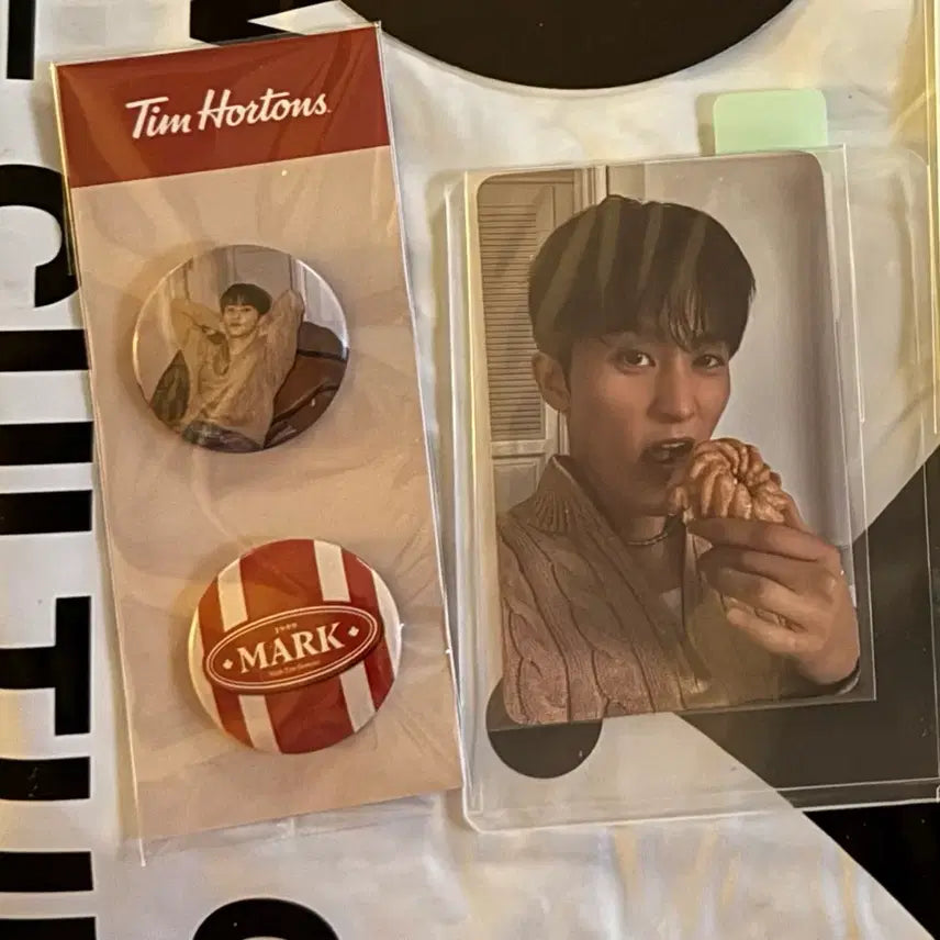 [BUNJANG] GOT7 Mark Tim Hortons Photocard Pin Badge / 마크 팀홀튼 핀뱃지 포카
