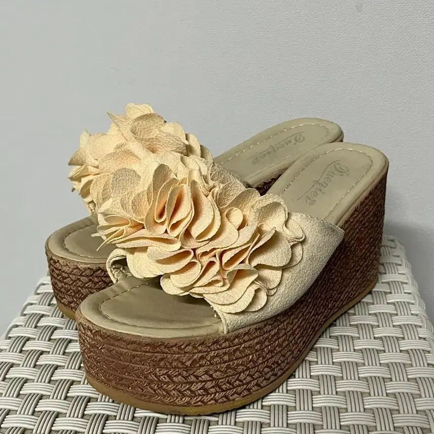 [BUNJANG] Beige Flower Platform Slippers / 베이지 플라워 통굽 슬리퍼