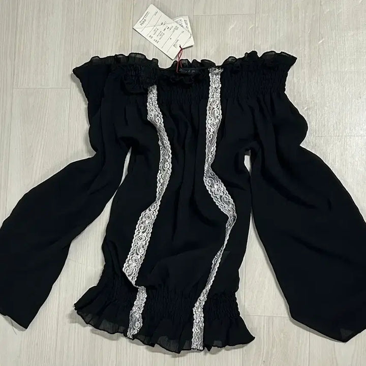 [BUNJANG] Skinny Lip Lace See-Through Off-Shoulder Top / Skinny lip 공겜여주 레이스 시스루 오프숄더 탑