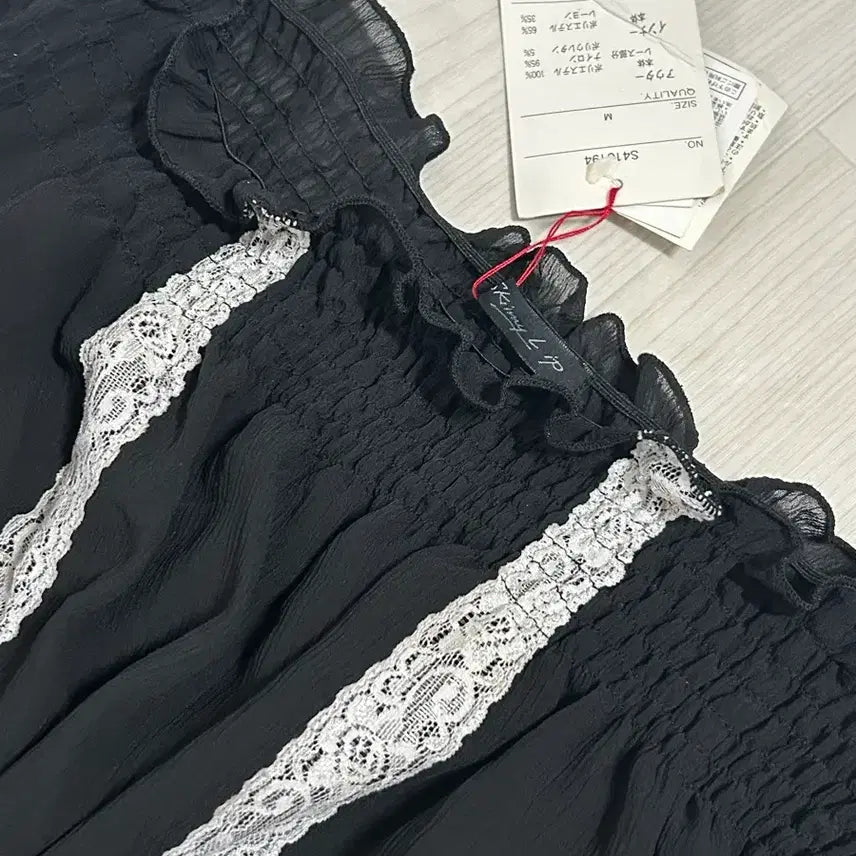 [BUNJANG] Skinny Lip Lace See-Through Off-Shoulder Top / Skinny lip 공겜여주 레이스 시스루 오프숄더 탑