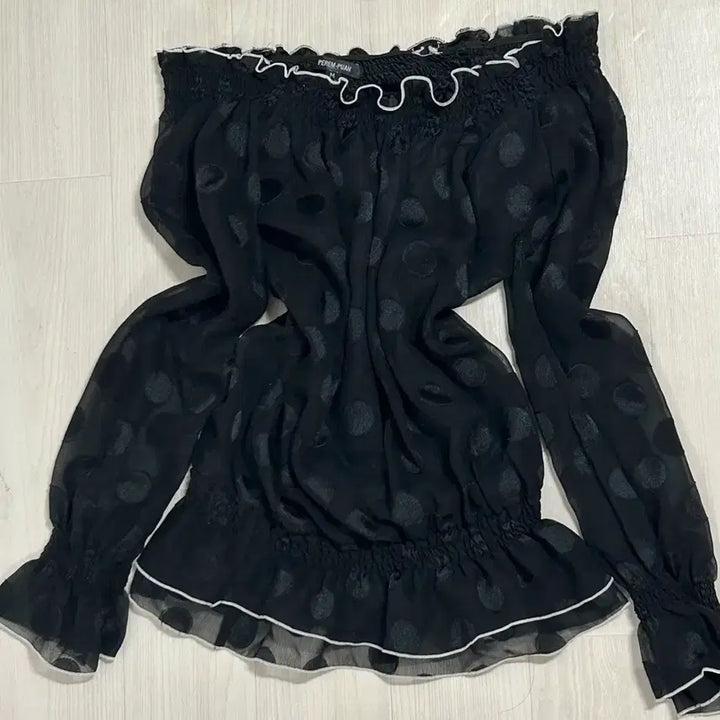 [BUNJANG] Dot Black Off-Shoulder Top / 도트블랙 시스루 오프숄더 탑 공겜여주 고스로리