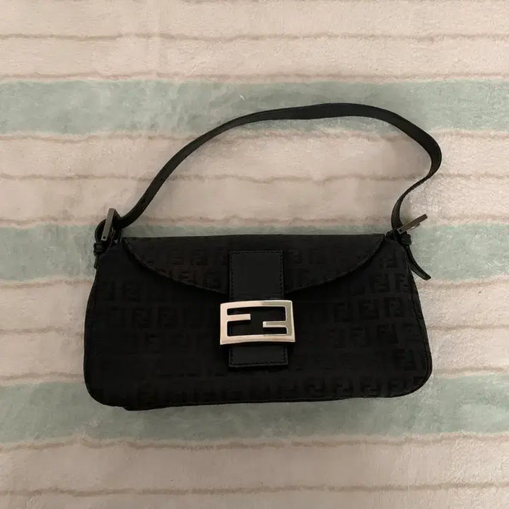 [SOLD OUT] 펜디 블랙 바게트백 정품