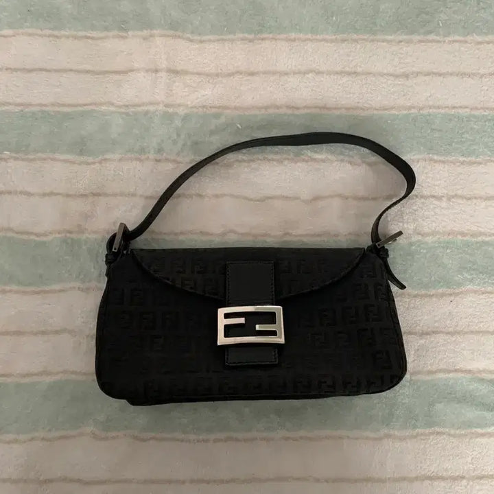 [SOLD OUT] 펜디 블랙 바게트백 정품