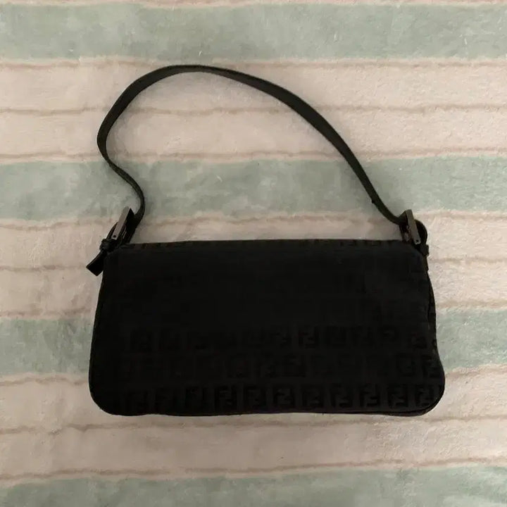 [SOLD OUT] 펜디 블랙 바게트백 정품