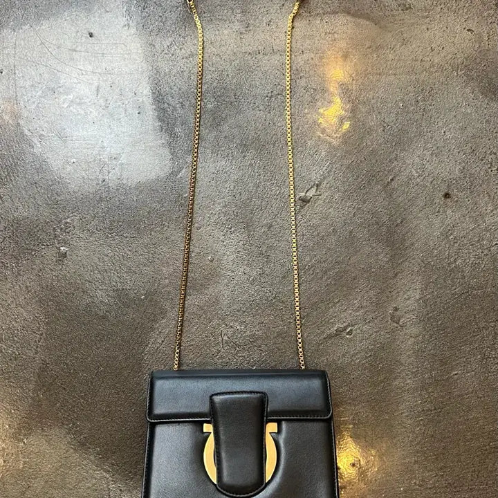 [BUNJANG] Salvatore Ferragamo Leather Chain Shoulder Bag / 페라가모 레더 체인 숄더백(정품)