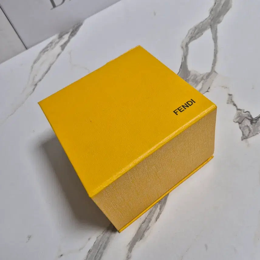 [BUNJANG] (정품) 펜디 몬스터 가죽 백참 키링 키홀더 키케이스 (새상품) / (정품) 펜디 몬스터 가죽 백참 키링 키홀더 키케이스 (새상품)