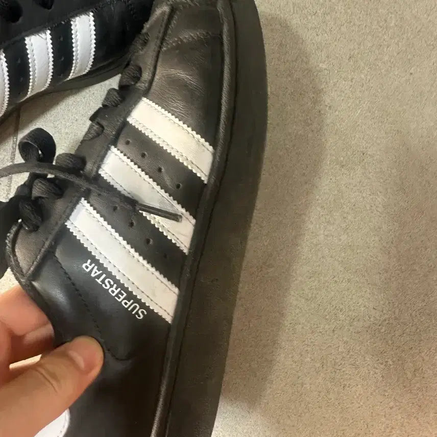 [BUNJANG] Adidas Superstar Core Black Cloud White Sneakers / 아디다스 슈퍼스타 블랙(아디다스 슈퍼스타 2 코어 블랙 클라우드 화이트)
