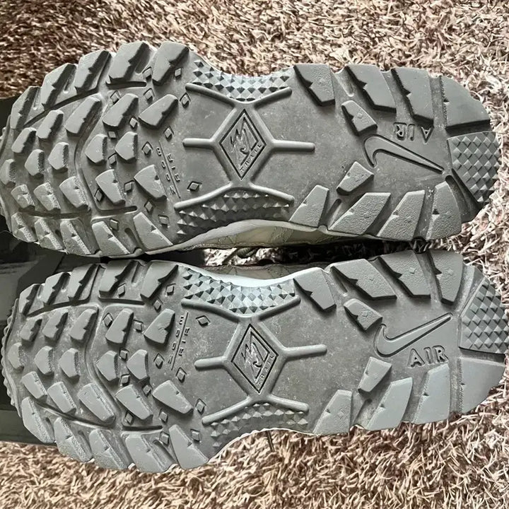 [BUNJANG] Nike Air Humara 17 Premium Sneakers / [255] 나이키 에어 휴마라 17 프리미엄
